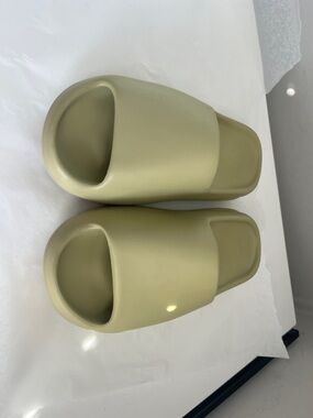 Adidas Boys Yeezy Slides Size 6